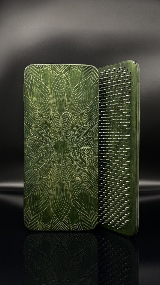 METADESK™ Sadhu Board for beginners engraving Leaves Green (gavlanized nails, 10 mm (0,39 inches) distanse between the nails)